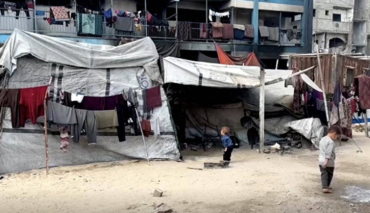 环日常：在枪声与废墟中寻找食物与水pg电子中国网站一个加沙家庭的循(图1)