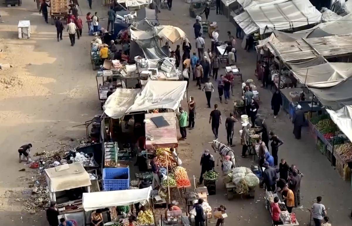 环日常：在枪声与废墟中寻找食物与水pg电子中国网站一个加沙家庭的循(图3)