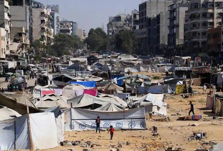 环日常：在枪声与废墟中寻找食物与水pg电子中国网站一个加沙家庭的循(图4)